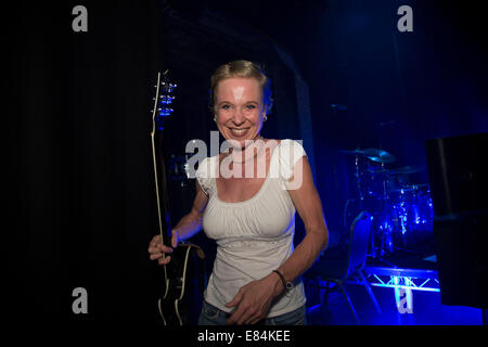 Das Band zwischen dem Ende von ihren Satz und eine Zugabe. Werfende Musen in der Aula Islington, London, UK. Stockfoto