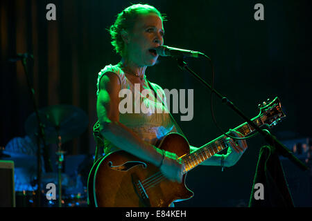 Musen-Sänger und Gitarrist Kristin Hersh werfen die live in der Aula Islington, London, UK. Stockfoto