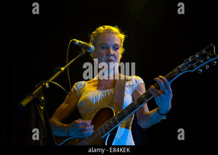 Musen-Sänger und Gitarrist Kristin Hersh werfen die live in der Aula Islington, London, UK. Stockfoto