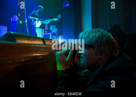 Ein Fotograf macht Fotos von Throwing Muses, die live in der Aula Islington, London, UK. Stockfoto