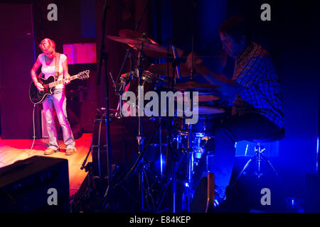 Musen-Sänger und Gitarrist Kristin Hersh werfen die live in der Aula Islington, London, UK. Stockfoto