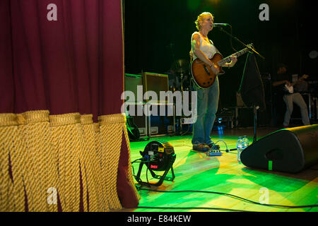 Musen-Sänger und Gitarrist Kristin Hersh werfen die live in der Aula Islington, London, UK. Stockfoto