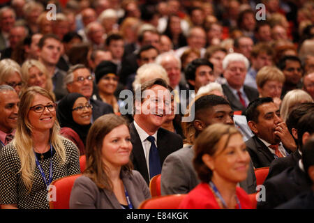 Großbritannien, Birmingham: Premierminister David Cameron sitzt im Publikum auf dem Parteitag der Konservativen in Birmingham. 30.09.14. Stockfoto