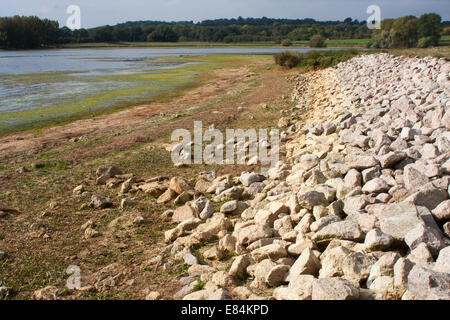 Aufgrund der fehlenden Niederschläge hat ein Strand am Ufer des Rutland Water, dem größten künstlichen Reservoir in Europa erschienen. Stockfoto