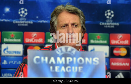 Leverkusen, Deutschland. 30. September 2014. Benfica Lisbon Trainer Jorge Jesus während während einer Pressekonferenz in Leverkusen, Deutschland, 30. September 2014. Bayer Leverkusen spielt Benfica Lissabon in der Champions Leage Gruppe C vorläufige Spiel am 1. Oktober 2014. Foto: FEDERICO GAMBARINI/Dpa/Alamy Live News Stockfoto