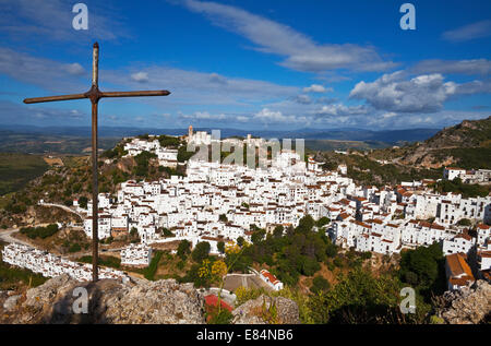 Kruzifix Kreuz über dem weißen Dorf Casares, Provinz Málaga, Andalusien, Spanien Stockfoto