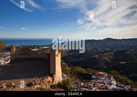 Frigiliana von El Fuerte de Frigiliana, und weiter Nerja, Costa del Sol, Provinz Malaga, Andalucoa, Spanien Stockfoto