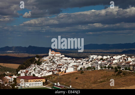 Blick auf die Hügel top Dorf Alozaina aus dem Norden, Provinz Malaga, Spanien Stockfoto