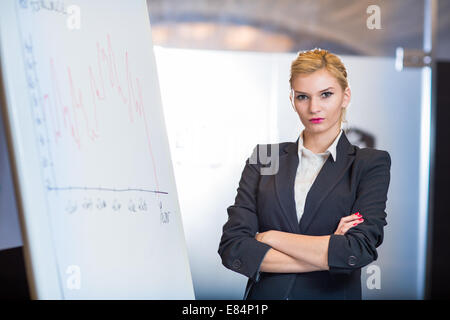 Frau macht eine Geschäftspräsentation - Geschäft Erfolg Wachstumskurve. Geschäftsfrau, die Zeichnung Graph zeigt Gewinnwachstum am Pfingstmontag Stockfoto