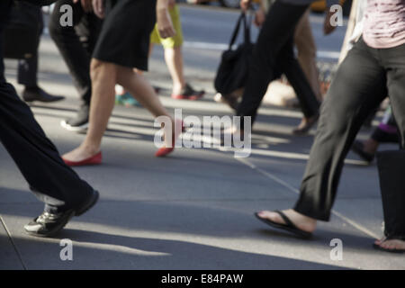 Menschen zu Fuß entlang E. 42. St.in Manhattan, NYC. Stockfoto