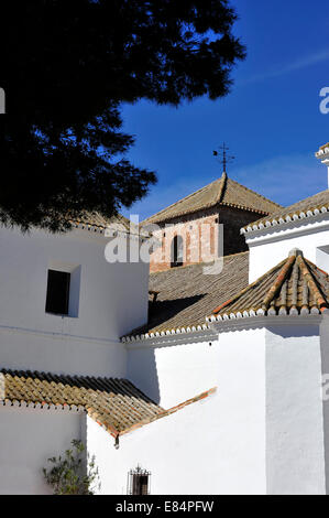 Einen typisch spanischen Kirche und Dorf mit pantiled Dächer und weiß getünchten Wänden in Sonne und blauer Himmel Stockfoto