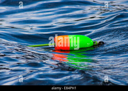 bunte Bojen im Wasser schweben Stockfoto