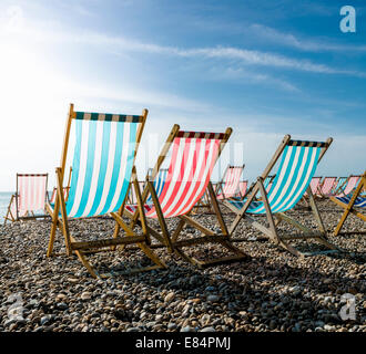 Leere Liegestühle in Morgensonne getaucht. Stockfoto