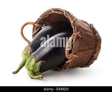 Auberginen in einem Korb, isoliert auf weiss Stockfoto