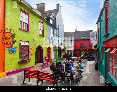 Café und Geschäfte in Newmans Mall im Zentrum Stadt, Kinsale, County Cork, Irland Stockfoto