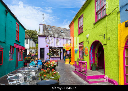 Café und Geschäfte in Newmans Mall im Zentrum Stadt, Kinsale, County Cork, Irland Stockfoto