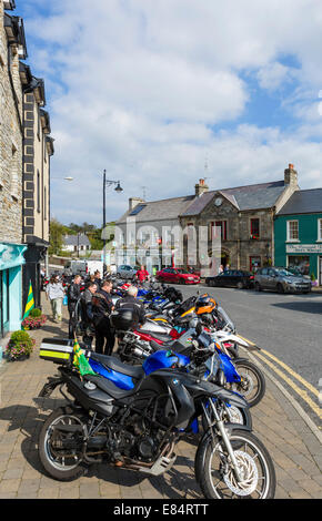 Biker an einem Samstag Nachmittag im Zentrum von Ardara, County Donegal, Irland Stockfoto