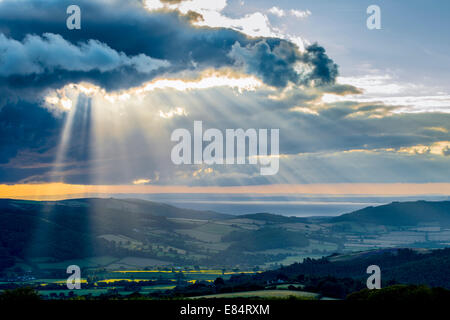 Lichtstrahlen brechen durch die Wolkendecke über Exmoor, bringt die Hoffnung auf schönes Wetter. Stockfoto