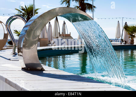 Wasserfall Jet-Schwimmbad Stockfoto