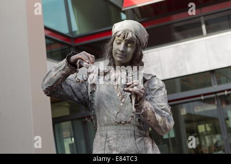 Arnhem, Niederlande - 28. September 2014: Künstler vorstellt Wäscherin bei Weltmeisterschaften lebenden Statuen in Arnheim Stockfoto