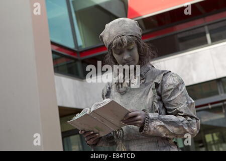 Arnhem, Niederlande - 28. September 2014: Künstler vorstellt Wäscherin bei Weltmeisterschaften lebenden Statuen in Arnheim Stockfoto