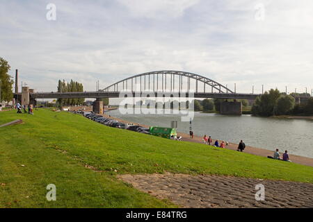 Arnhem, Niederlande - 28. September 2014: John-Frost-Brücke in Arnheim Stockfoto