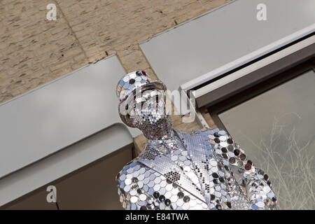 Arnhem, Niederlande - 28. September 2014: Künstler mit glitzernden Anzug während der WM, die lebenden Statuen in Arnheim Stockfoto