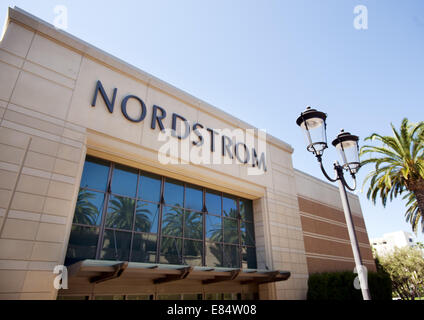 10. September 2014 - begann Newport Beach, Kalifornien, USA - High-End Seattle basierte Modehändler, Nordstrom, mit über 270 Filialen bundesweit, als ein Schuhhändler vor bietet exklusive Herren- und Damenbekleidung.  Nordtrom ist öffentlich gehandelten Unternehmen an der New York Stock Exchange unter dem Handel Zeichen, JWN.  Fashion Island in Newport Beach bietet eine vollständige Palette von Qualität Händlern wie Blommingdales, Neiman Marcus, Saks 5th Avenue, Macys und viele andere. (Kredit-Bild: © David Bro/ZUMA Draht) Stockfoto