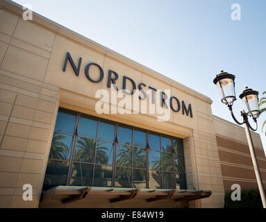 10. September 2014 - begann Newport Beach, Kalifornien, USA - High-End Seattle basierte Modehändler, Nordstrom, mit über 270 Filialen bundesweit, als ein Schuhhändler vor bietet exklusive Herren- und Damenbekleidung.  Nordtrom ist öffentlich gehandelten Unternehmen an der New York Stock Exchange unter dem Handel Zeichen, JWN.  Fashion Island in Newport Beach bietet eine vollständige Palette von Qualität Händlern wie Blommingdales, Neiman Marcus, Saks 5th Avenue, Macys und viele andere. (Kredit-Bild: © David Bro/ZUMA Draht) Stockfoto