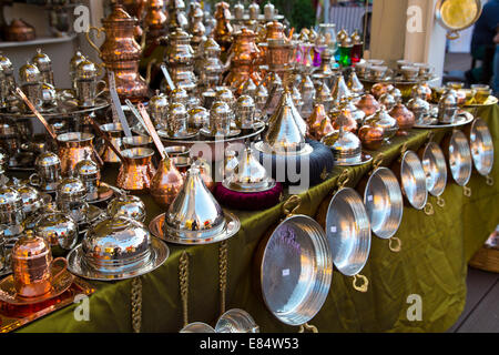 Traditonal Kupfer Töpfe und Gegenstände auf dem örtlichen Basar-souvenir Stockfoto