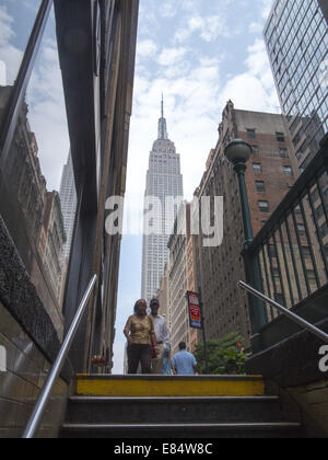 Beenden den 6 Zug am 33. St. & Park Avenue mit dem Empire State Building bis in den Westen droht. NEW YORK CITY. Stockfoto