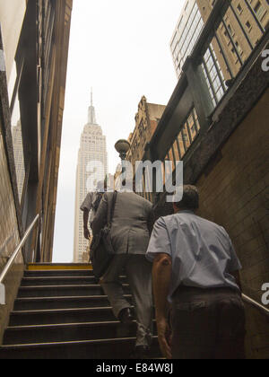 Beenden den 6 Zug am 33. St. & Park Avenue mit dem Empire State Building bis in den Westen droht. NEW YORK CITY. Stockfoto