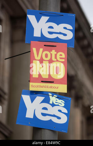 "Vote No" und "Ja Scotland" Zeichen auf einen Laternenpfahl während des Referendums Unabhängigkeit Schottlands, Glasgow, Schottland. Stockfoto