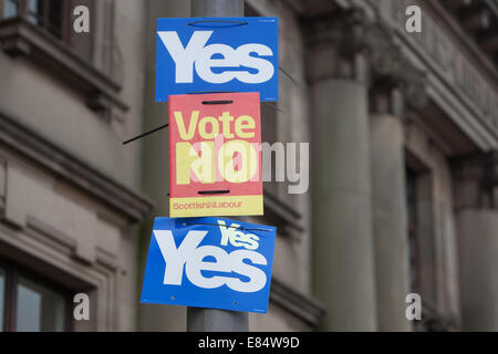 "Vote No" und "Ja Scotland" Zeichen auf einen Laternenpfahl während des Referendums Unabhängigkeit Schottlands, Glasgow, Schottland. Stockfoto