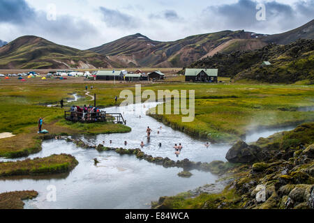 Natürliche heiße Quellen im Basislager in der Region von Landmannalaugar, Island, Europa. Stockfoto