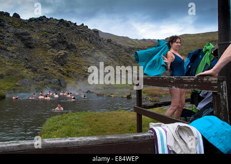 Natürliche heiße Quellen im Basislager in der Region von Landmannalaugar, Island, Europa. Stockfoto