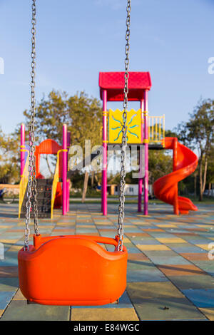 Schaukel Sitz auf Kinderspielplatz ohne Kinder Stockfoto