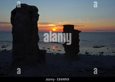 Kalkstein-Stacks genannt Rauks am Langhammershammer von Sonnenuntergang Färöer, Gotland, Schweden, Scandinavia Stockfoto