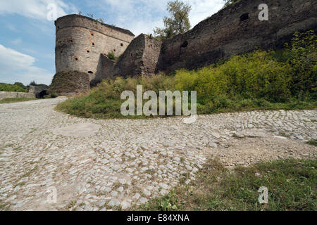 Kushnirska (Kürschner) Turm (erbaut im Jahre 1585) und Defensive Wand in Kamenez-Podolsk Stockfoto