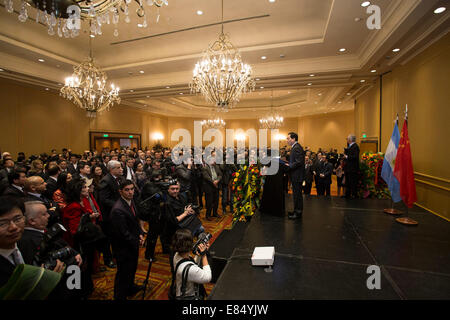 Buenos Aires, Argentinien. 30. September 2014. Chinesischer Botschafter in Argentinien Yang Wanming hält eine Rede im Rahmen einer Veranstaltung anlässlich des 65. Jahrestages der Gründung der Volksrepublik China, in Buenos Aires, die Hauptstadt von Argentinien, am 30. September 2014. Bildnachweis: Martin Zabala/Xinhua/Alamy Live-Nachrichten Stockfoto