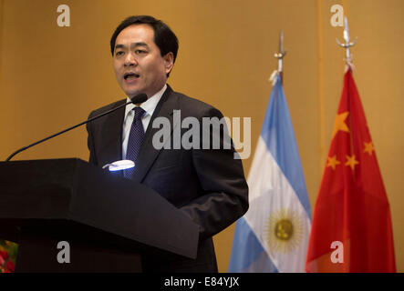 Buenos Aires, Argentinien. 30. September 2014. Chinesischer Botschafter in Argentinien Yang Wanming hält eine Rede im Rahmen einer Veranstaltung anlässlich des 65. Jahrestages der Gründung der Volksrepublik China, in Buenos Aires, die Hauptstadt von Argentinien, am 30. September 2014. Bildnachweis: Martin Zabala/Xinhua/Alamy Live-Nachrichten Stockfoto