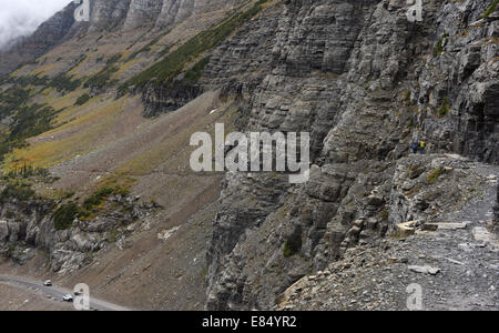 Wanderer starten die Highline-Trail von Logan Pass im Glacier National Park. Stockfoto