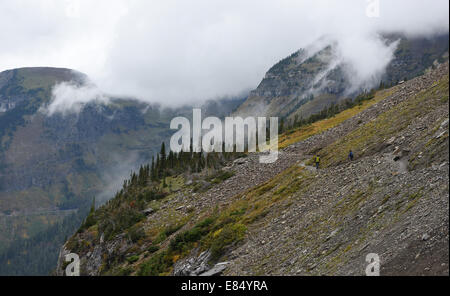 Wanderer starten die Highline-Trail von Logan Pass im Glacier National Park. Stockfoto