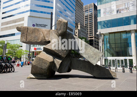 Gigantische Bronze-Skulptur des taiwanesischen Künstlers Ju Ming, installiert am Victoria Square in Montreal, Provinz Quebec, Kanada. Stockfoto