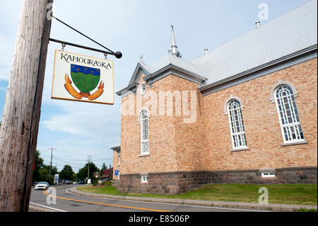 Hängende Schild mit Wappen der Stadt auf Kamouraskas wichtigsten Straße, Provinz Quebec, Kanada. Stockfoto