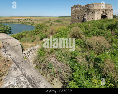 Burgruine (15.-17. Jh.) und bunker (20. Jahrhundert) in Zhvanets.  Kamyanets Podilsky Styr, Khmelnytsky Region, Ukraine Stockfoto