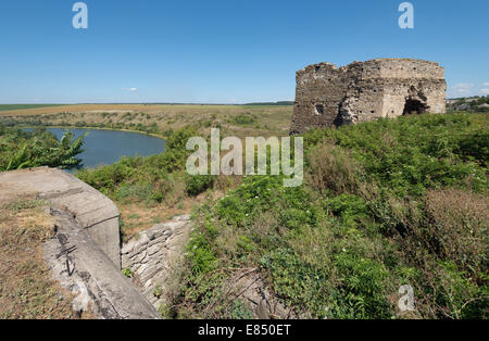 Burgruine (15.-17. Jh.) und bunker (20. Jahrhundert) in Zhvanets.  Kamyanets Podilsky Styr, Khmelnytsky Region, Ukraine Stockfoto