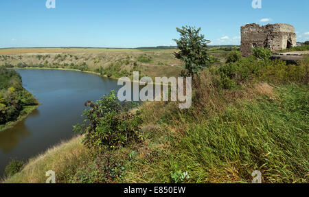 Burgruine (15.-17. Jh.) in Zhvanets.  Kamyanets Podilsky Styr, Khmelnytsky Region, Ukraine Stockfoto