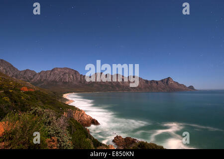 Mondschein Überblick Kogel Bay bei Kapstadt in Südafrika. Stockfoto