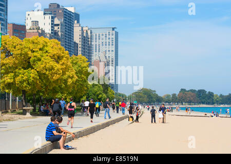 Menschen am Strand, Oak Street Beach, Chicago Stockfoto